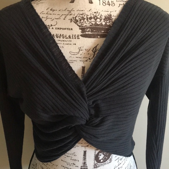 TWIST FRONT CROPPED TOP - Picture 4 of 11
